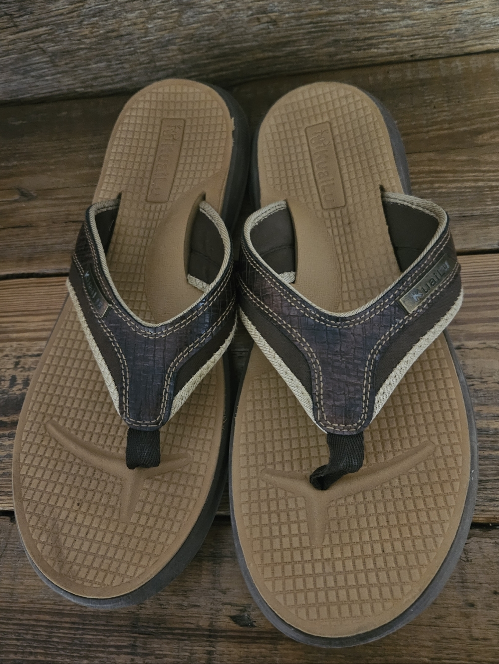 Brown Kuailu men's flip flops featuring a textured footbed woven strap design